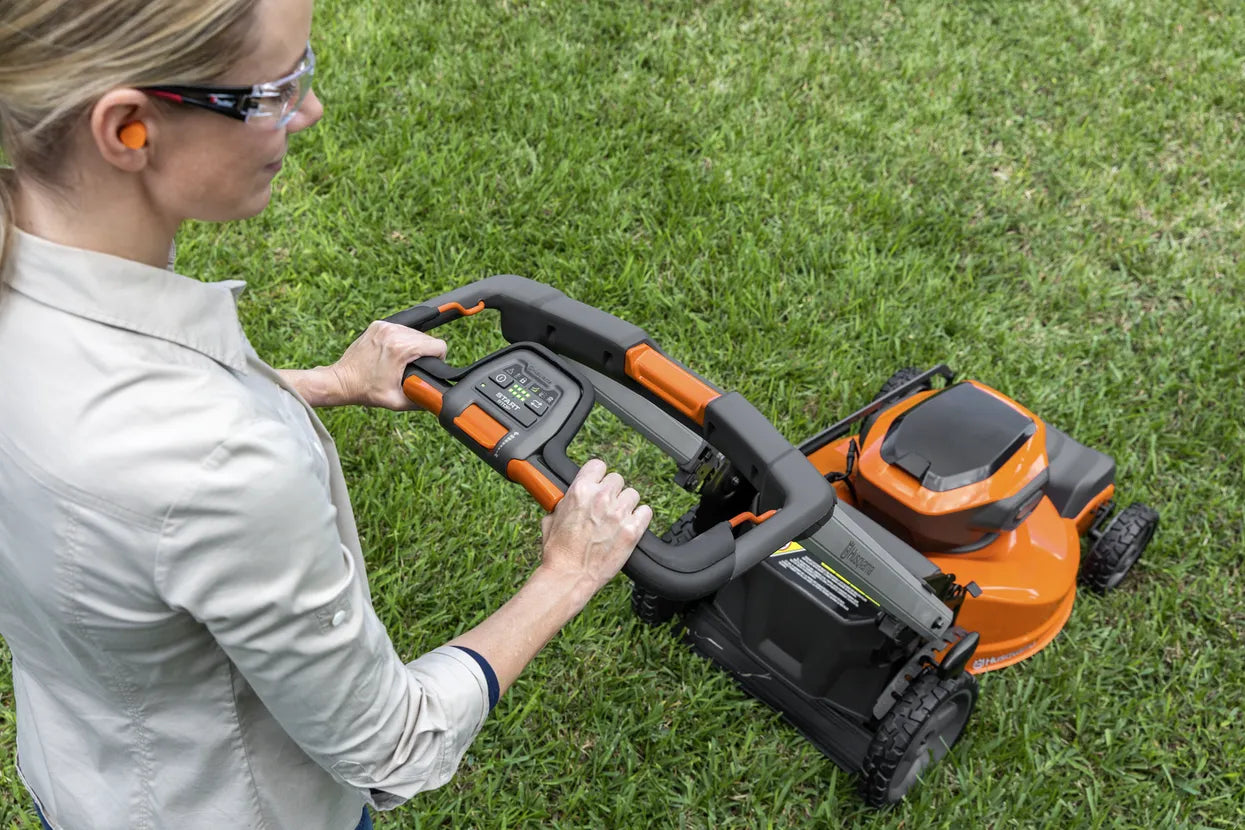 Husqvarna Lawn Xpert LE-322 with battery and charger