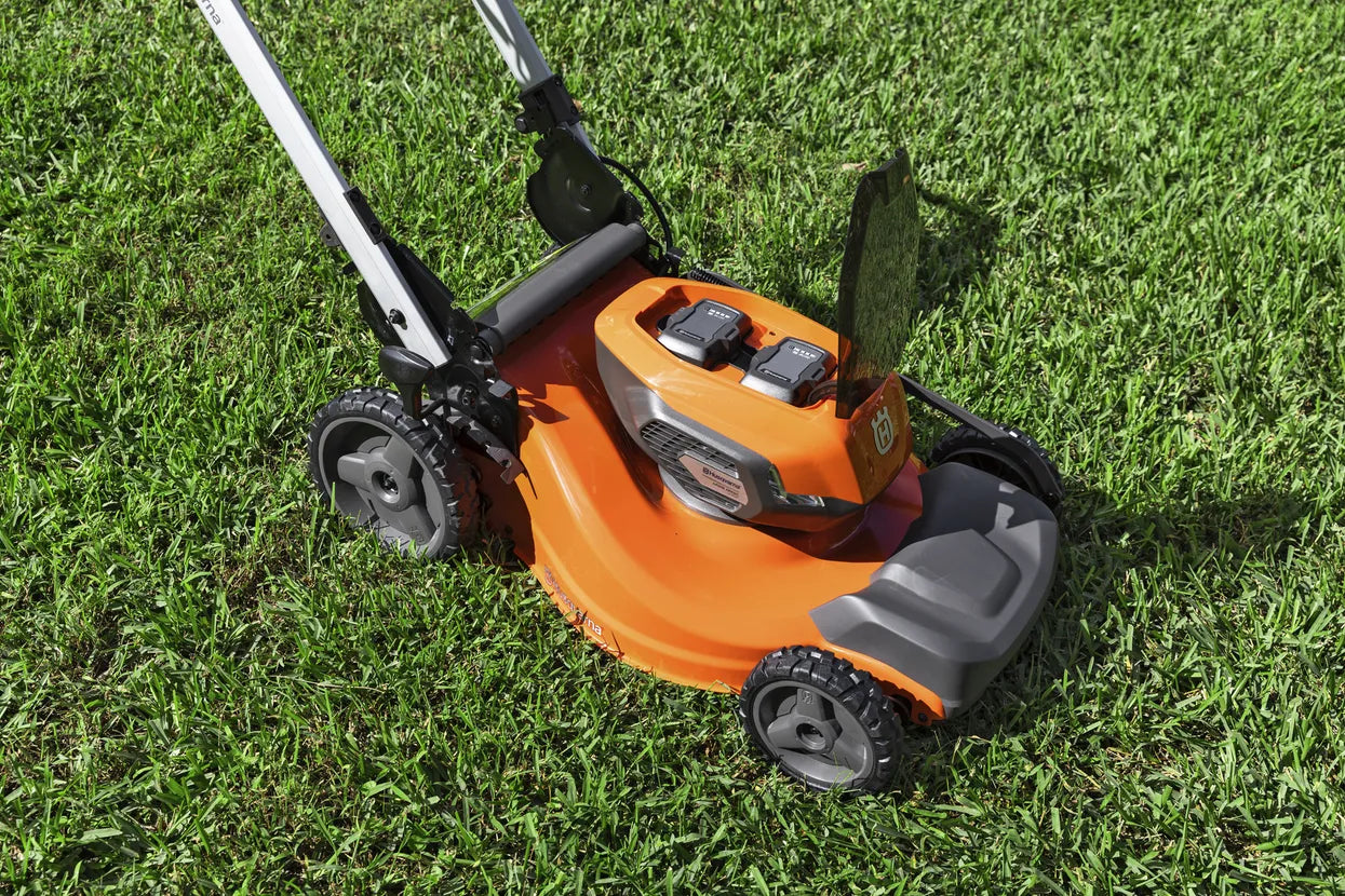 Husqvarna Lawn Xpert LE-322 with battery and charger