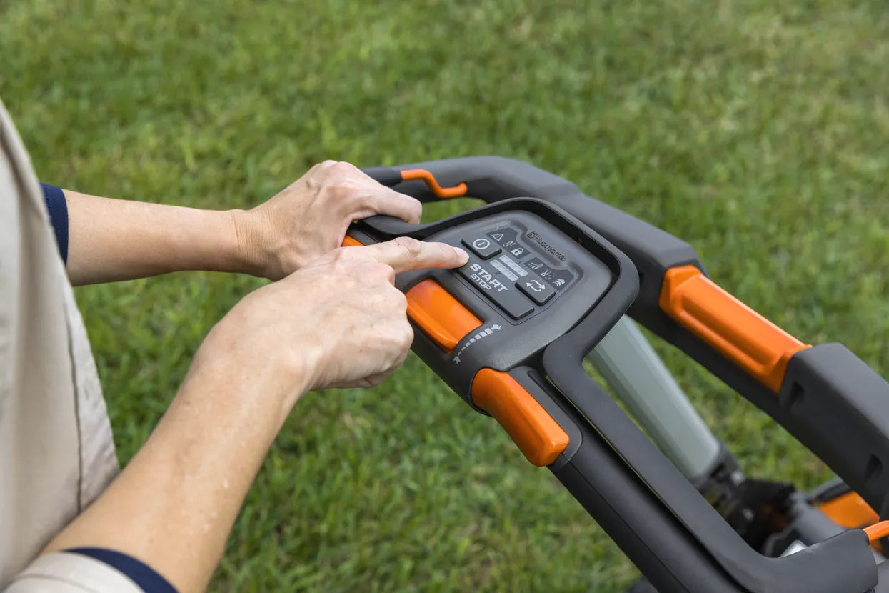 Husqvarna Lawn Xpert LE-322 with battery and charger