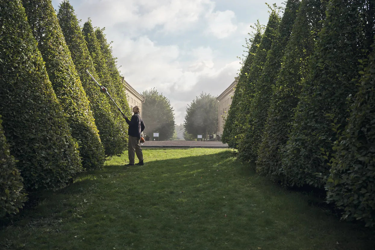 Hedge Trimmer Husqvarna 520iHT4 (FREE BATTERY BLI300 & CHARGER QC500)