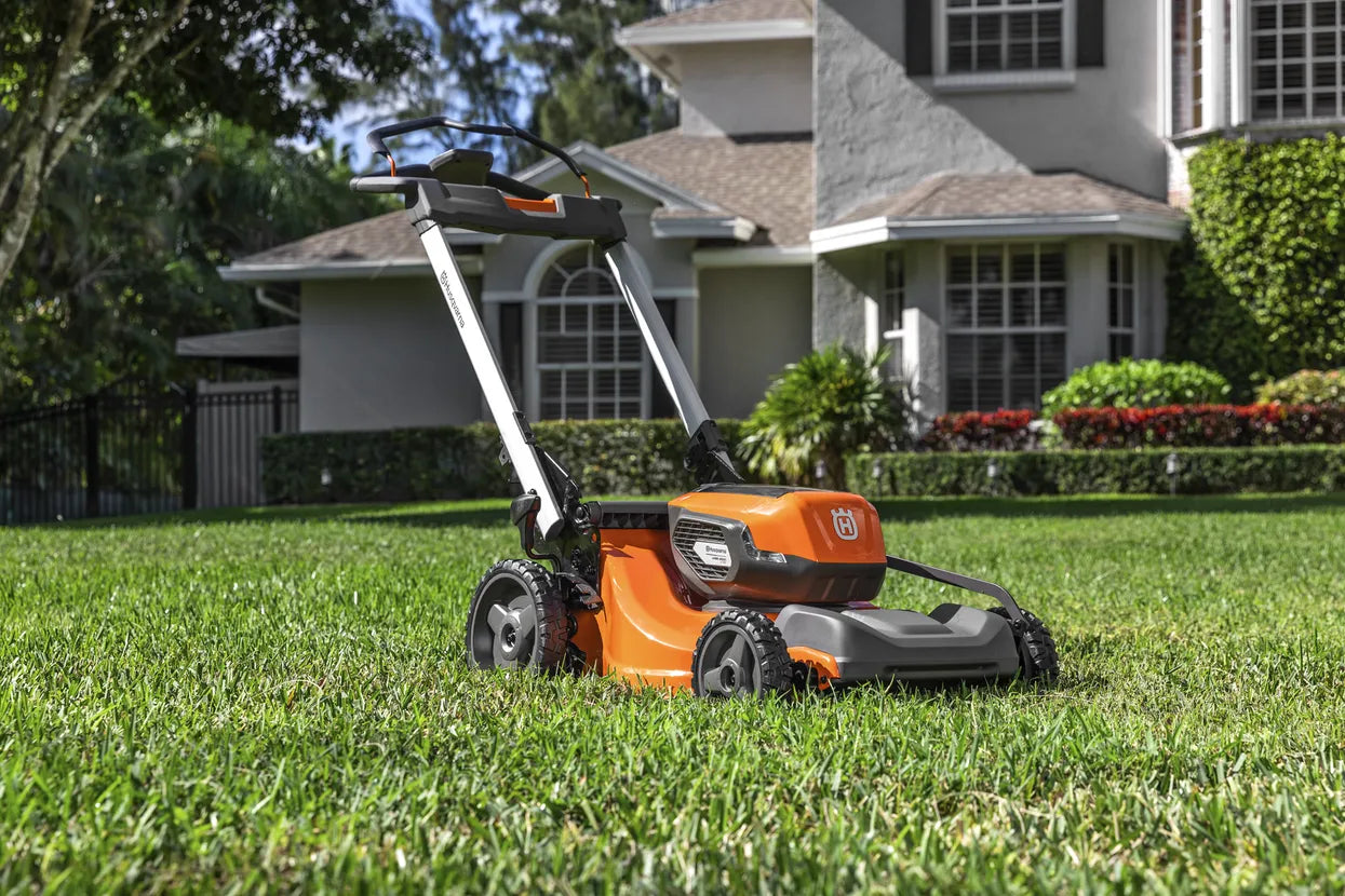 Husqvarna Lawn Xpert LE-322 with battery and charger