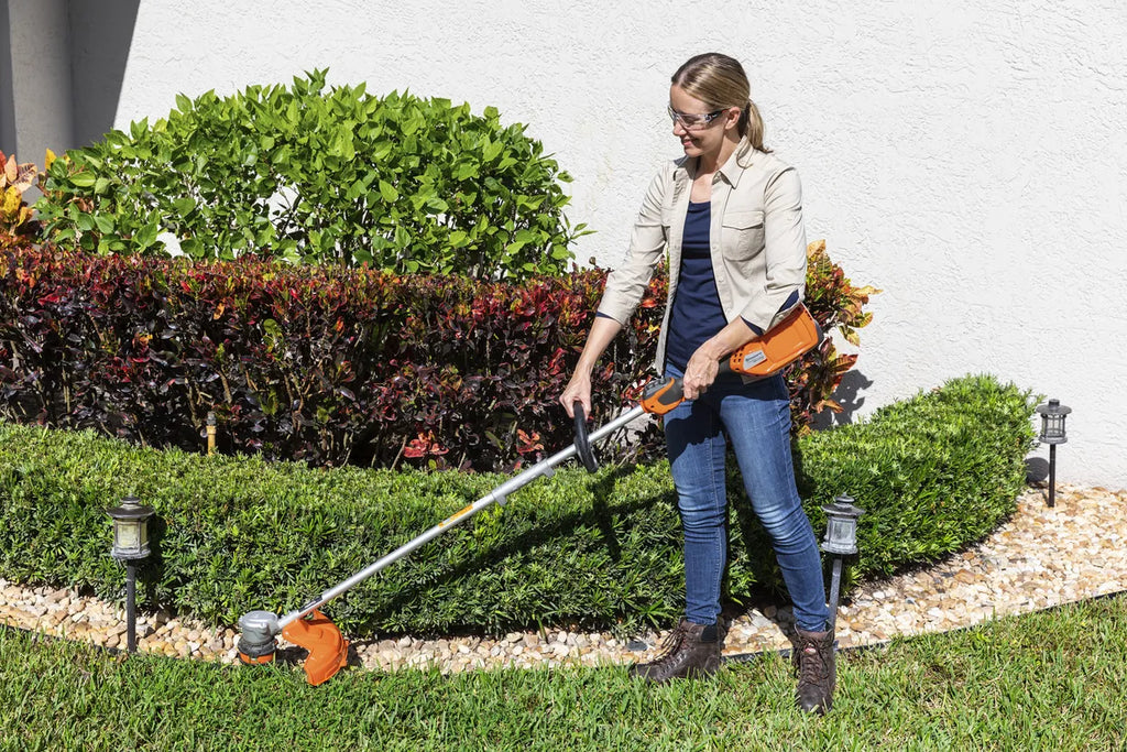 Husqvarna Weed Eater® 320iL (Battery & Charger Included) FREE EXTRA BATTERY