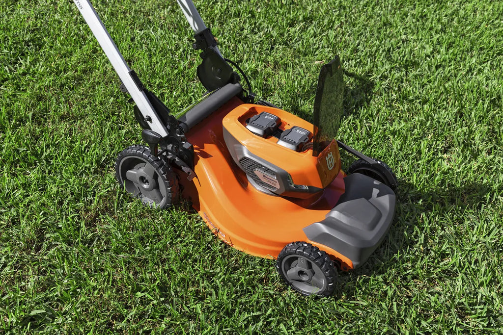 Husqvarna Lawn Xpert LE-322 with battery and charger