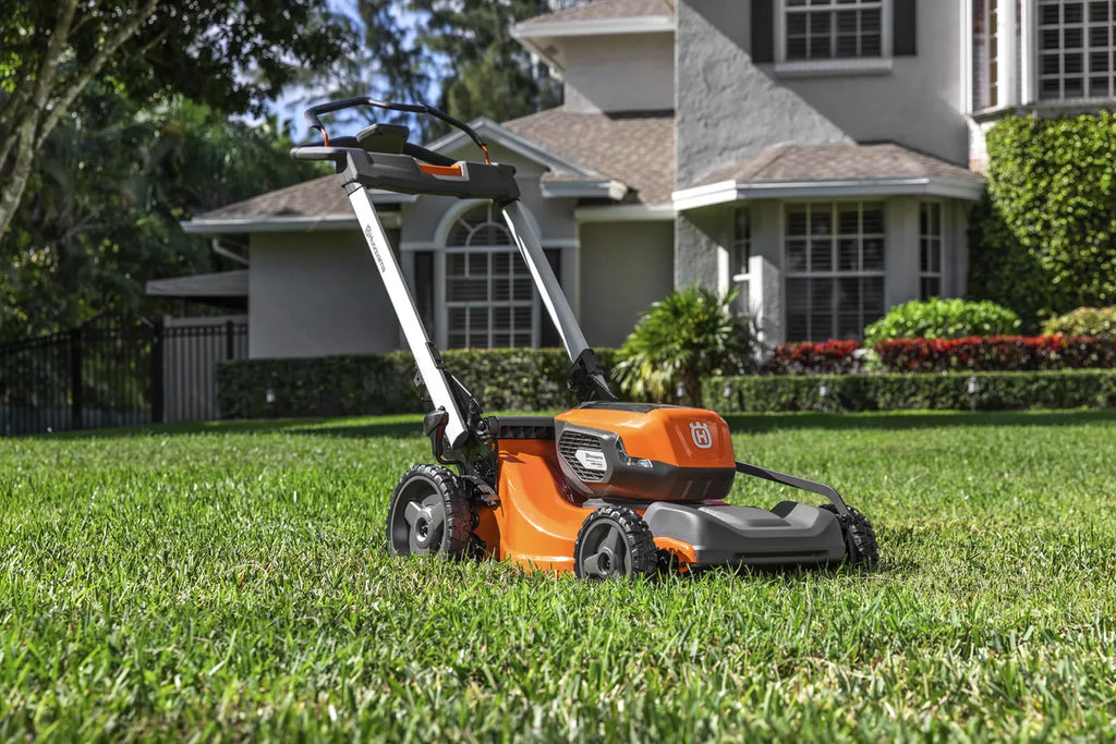 Husqvarna Lawn Xpert LE-322 with battery and charger
