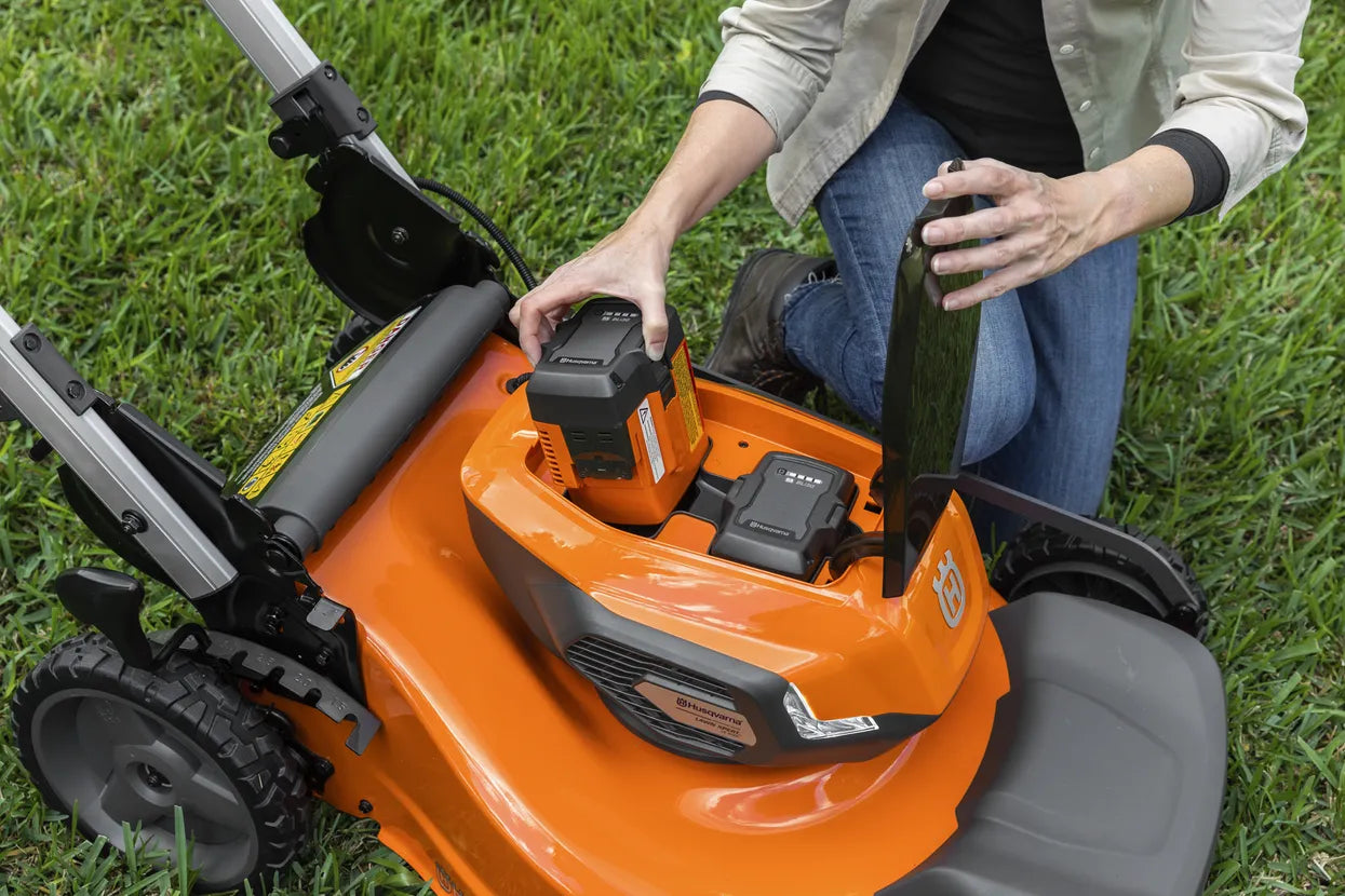 Husqvarna Lawn Xpert LE-322 with battery and charger