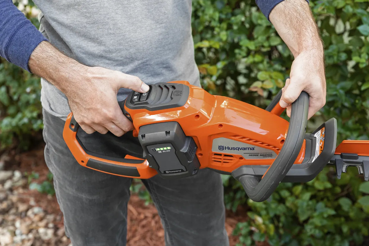 Husqvarna Hedge Master 320iHD60 (battery and charger included) FREE EXTRA BATTERY