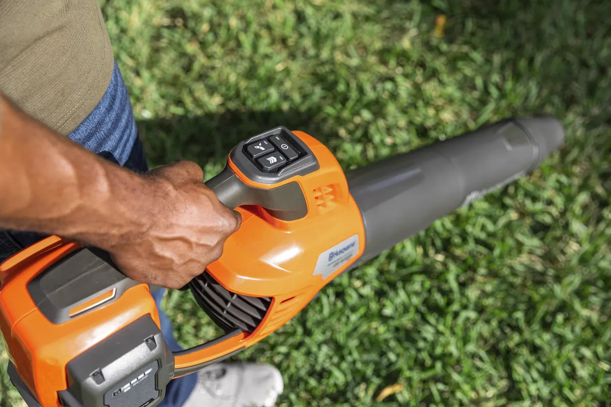 Husqvarna Leaf Blaster 350iB with battery and charger (FREE EXTRA Bli30 BATTERY)